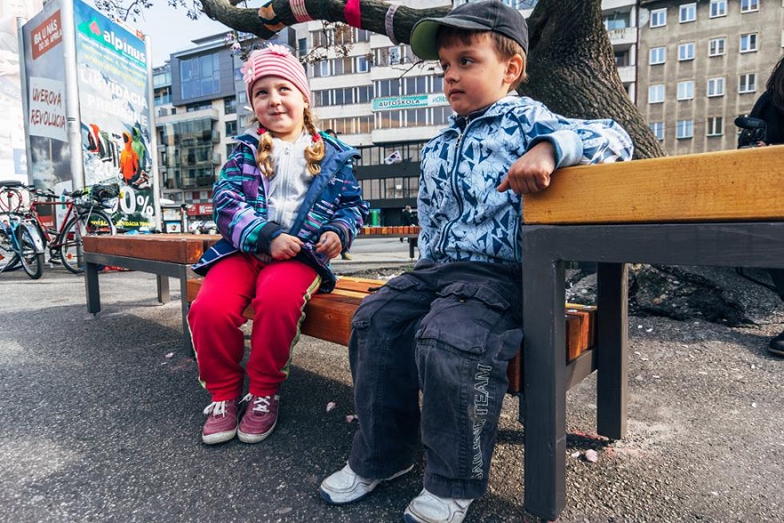 Namestie pre ludi-lavička_inštalacia_aj pre deti_foto_Braňo Bibel