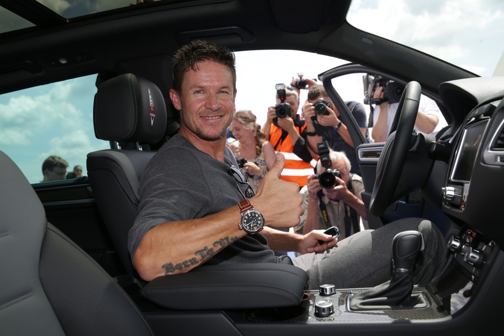 Redbull letec Felix Baumgartner si dnes prevzal svoj špeciálny Volkswagen Touareg - 4