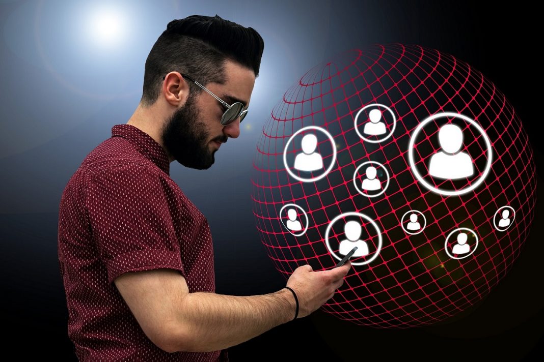 Marketéri používajú pre svoje reklamné kampane obe platformy Google i Facebook