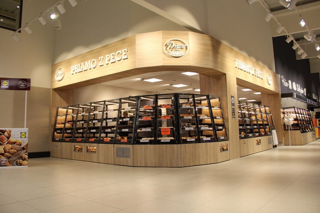 Lidl otvoril novú modernú predajňu. Disponuje aj nabíjačkami na elektromobily a e-bicykle - 2