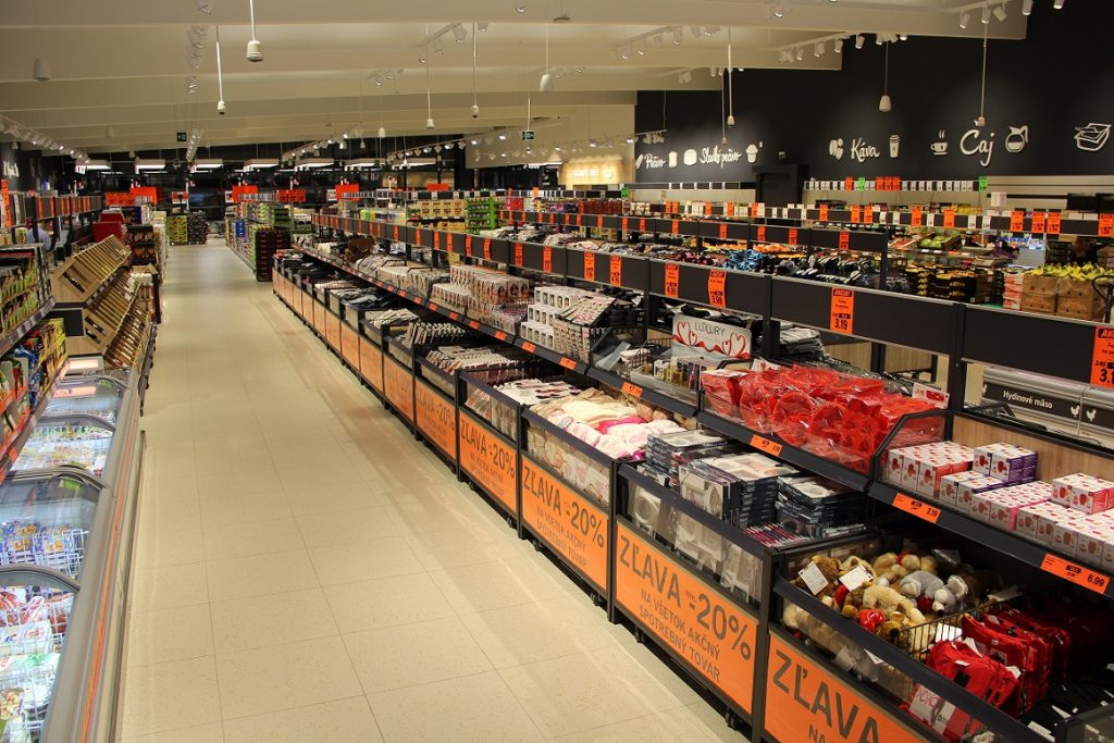 Lidl otvoril novú modernú predajňu. Disponuje aj nabíjačkami na elektromobily a e-bicykle - 3