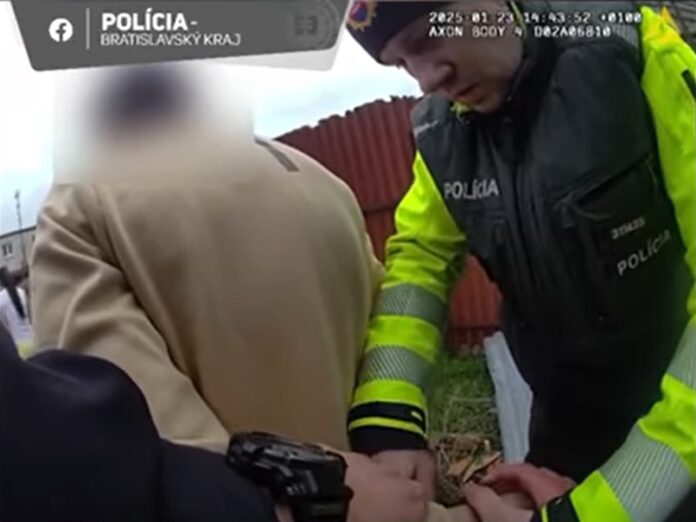 Polícia zadržala vodiča s európskym zatýkacím rozkazom, ignoroval zákaz šoférovať a unikal pred hliadkou