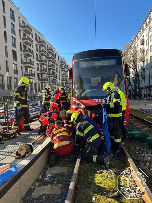 Hasiči v Bratislave vyslobodili osobu spod električky na Račianskej ulici