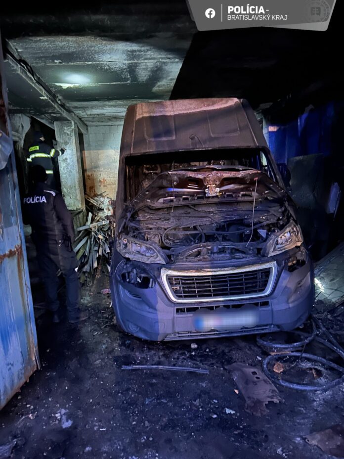 Požiar garáže v Petržalke Hasiči zasahovali na Rovniankovej ulici