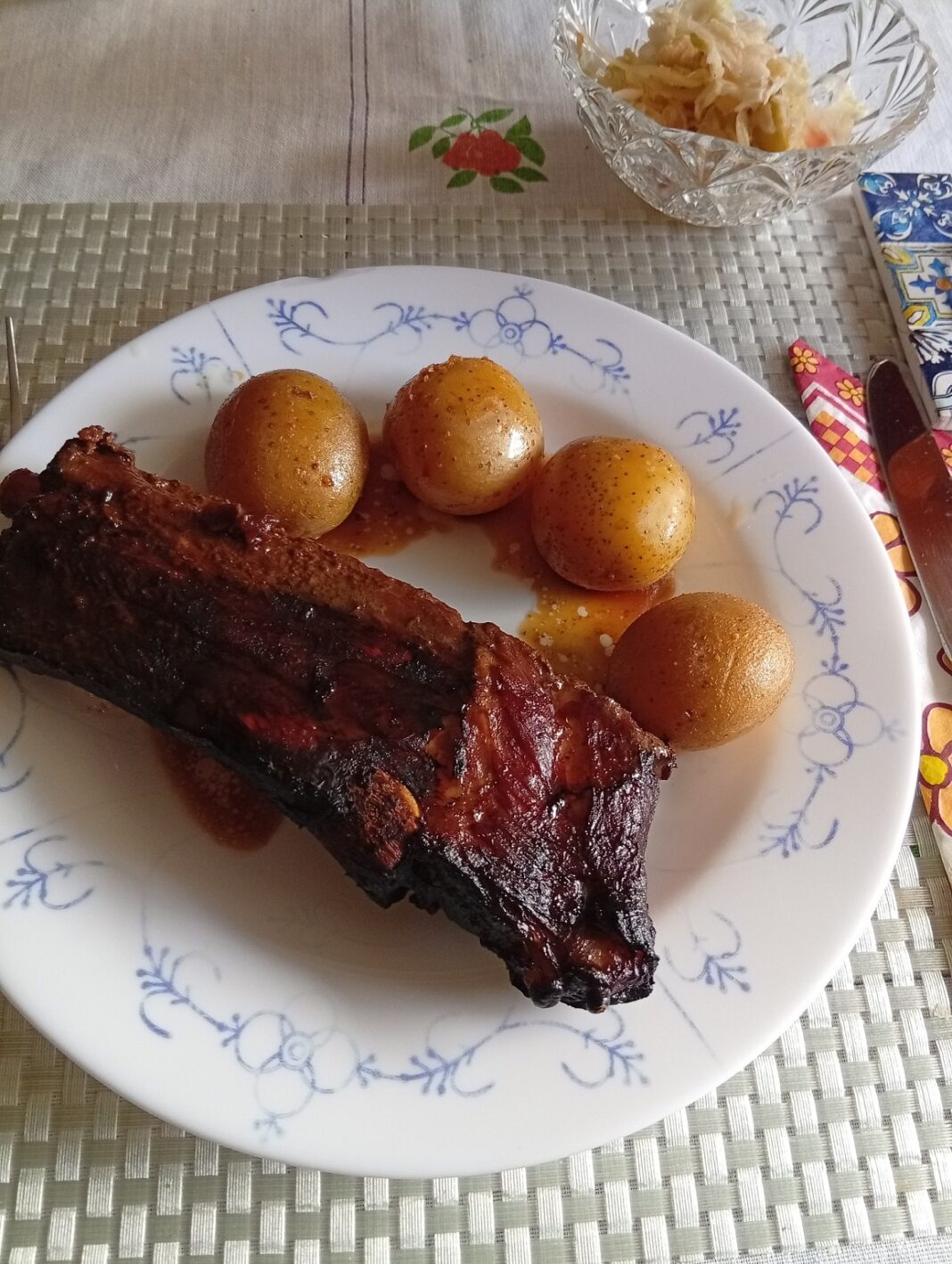 Marinované bravčové rebrá s pečenými zemiakmi Recept, ktorý si zamilujete