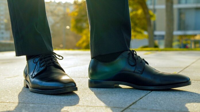 moderny-gentleman-ako-elegantne-topanky-k-obleku-definuju-charakter-muza