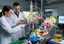 Vedci premenili obyčajný plast na palivo. Tento objav by raz mohol znížiť aj ceny benzínu a nafty