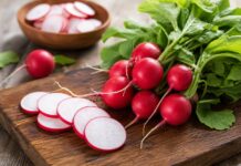 Reďkovka nie je len jarná zelenina. Odborníci pripomínajú jej vitamíny aj opatrnosť pri konzumácii redkovka jarna zelenina
