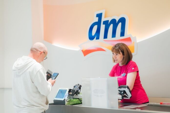 dm prináša e-účtenku v aplikácii a urýchľuje vyzdvihnutie aj doručenie nákupu_FOTO_dm drogerie markt_ Matúš Koprda