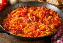 Lečo patrí k letu. Toto je recept na poctivé domáce lečo, ktoré vonia paprikou, paradajkami aj cibuľou
