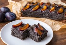 RECEPT: Makový koláč so slivkami podľa Kristiána Mesároša. Tvaroh mu dodá vláčnosť a zaobíde sa bez múky
