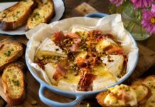 RECEPT: Pečený camembert s prosciuttom, pistáciami a medom: Jednoduché pohostenie, ktoré vyzerá ako z reštaurácie
