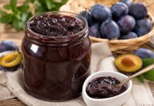RECEPT: Miriam Kalisová ukázala svoj pečený slivkový lekvár. Varí sa celé hodiny a netreba pri ňom stáť pri sporáku