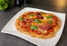 Pizza, ktorá má približne 450 kalórií. Jednoduché cesto pripravíte z cottage cheese
