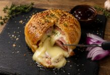 Hermelín v chrumkavom lístkovom ceste so slaninou. Jednoduchý recept ukrýva vo vnútri krémové prekvapenie