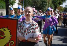 Račianske vinobranie otvorili požehnaním úrody, sprievodom vinohradníkov a prípitkom frankovkou
