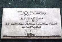 Nenápadná tabuľa na Hlavnej stanici pripomína prvý parný vlak na Slovensku. Do Bratislavy dorazil v roku 1848