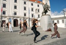 Video tanečníc „cválajúcich“ Bratislavou sa stalo virálnym. Festival vysvetľuje, čo zachytávalo