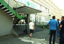 Kritická kamera: Rozbité chodníky pred poliklinikou v Ružinove môžu byť nebezpečné najmä po zotmení